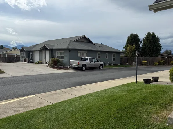 751 SW Kinsington Ct, Grants Pass, OR 97526