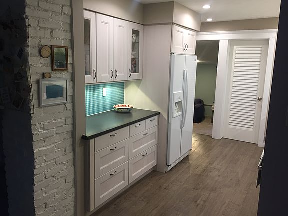 Kitchen w/ ceramic tile
