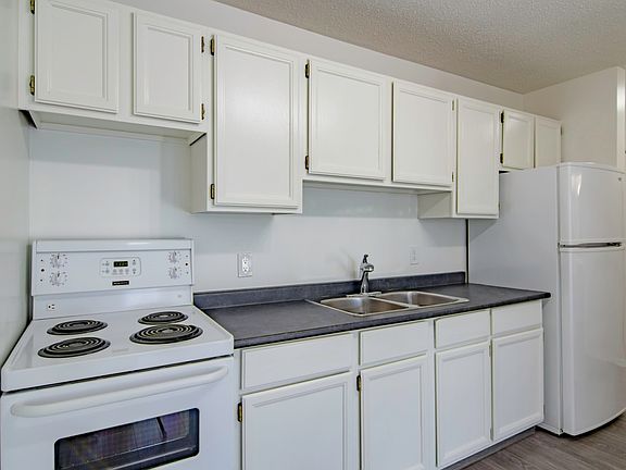 4th image of 426 Spadina Cres W #15