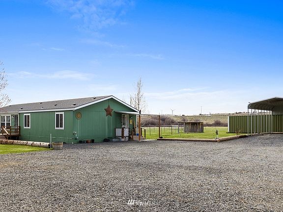 Located in the Thorp area where you will enjoy the exspansive blue sky of eastern Washington.