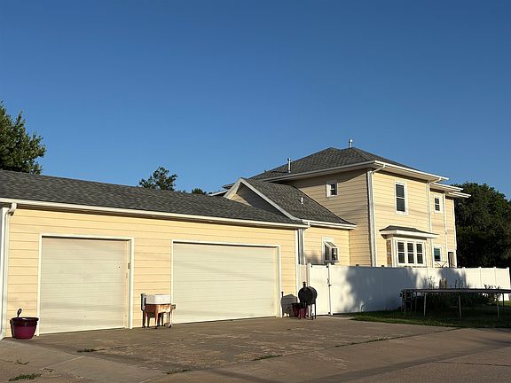 2nd image of 472 W 2nd St