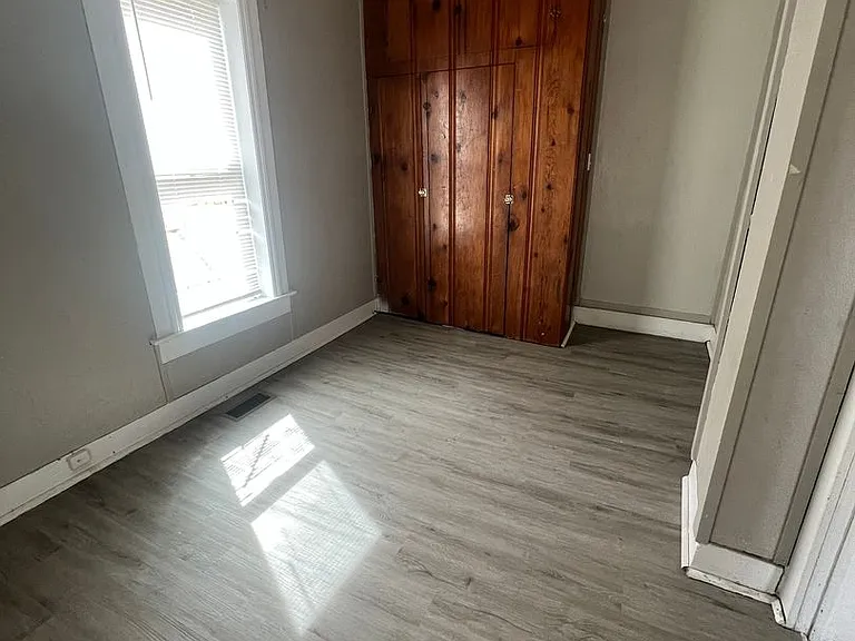 910 S Jackson Ave — Photo 4