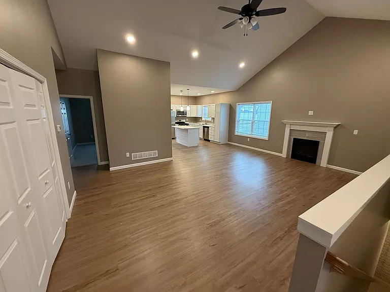 713 Stephanie Ct — Photo 2