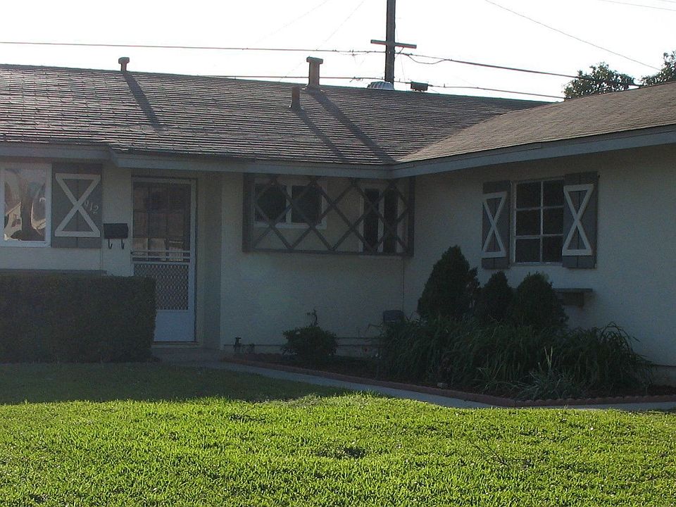 Great Tree Lined Neghborhood