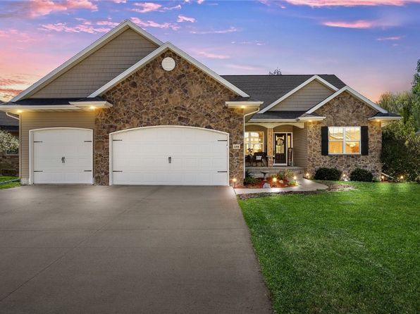 208 Willowood Dr, Hiawatha, IA 52233