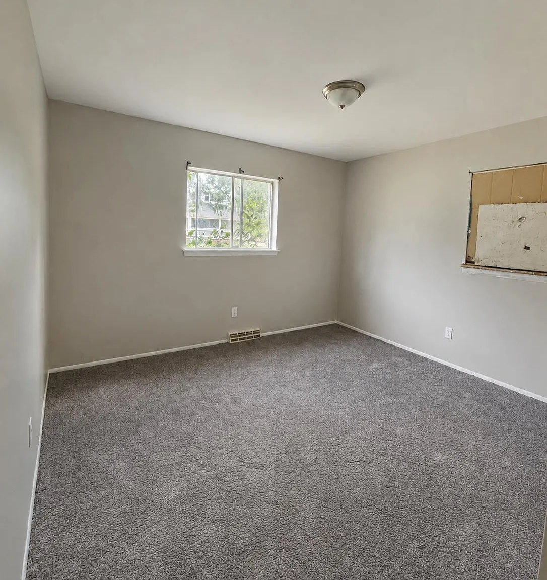 2 bed, 827 sqft, $1,100 — Photo 2