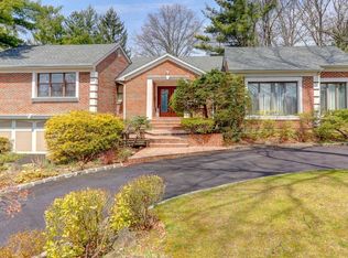 2 Woods Dr, Roslyn, NY 11576