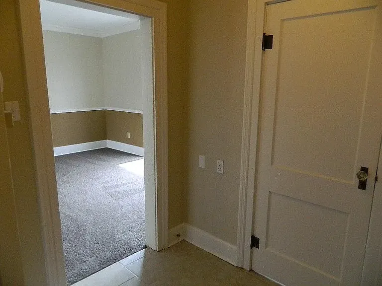 115 E Riverside Dr — Photo 10