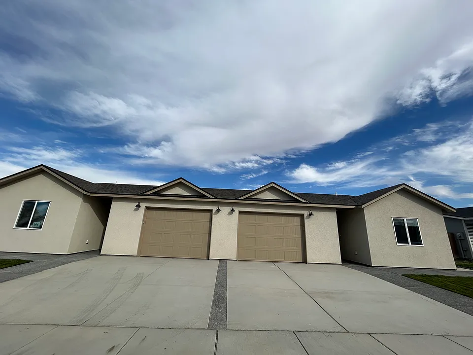 996 NE 10th Pl