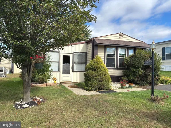 155 Hillside Ct, North Wales, PA 19454