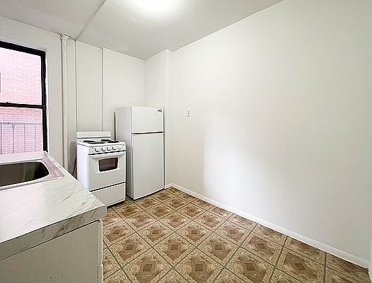 4th image of 70 Kenmare St APT 21