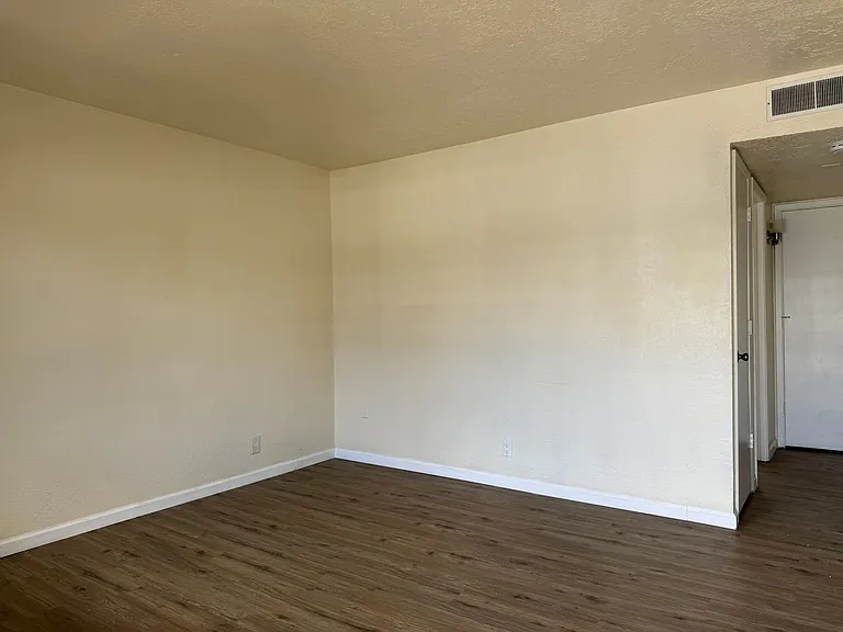 Spacious 2 Bedroom Apartment Near La Mesa Elementary — Photo 6