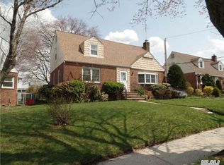 675 Park Ln S, Franklin Square, NY 11010