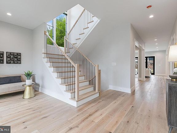 2nd image of 809 N Kenmore St
