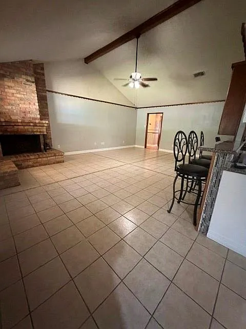 4 bed, 2.0 bath, 2469 sqft, $2,600 — Photo 4