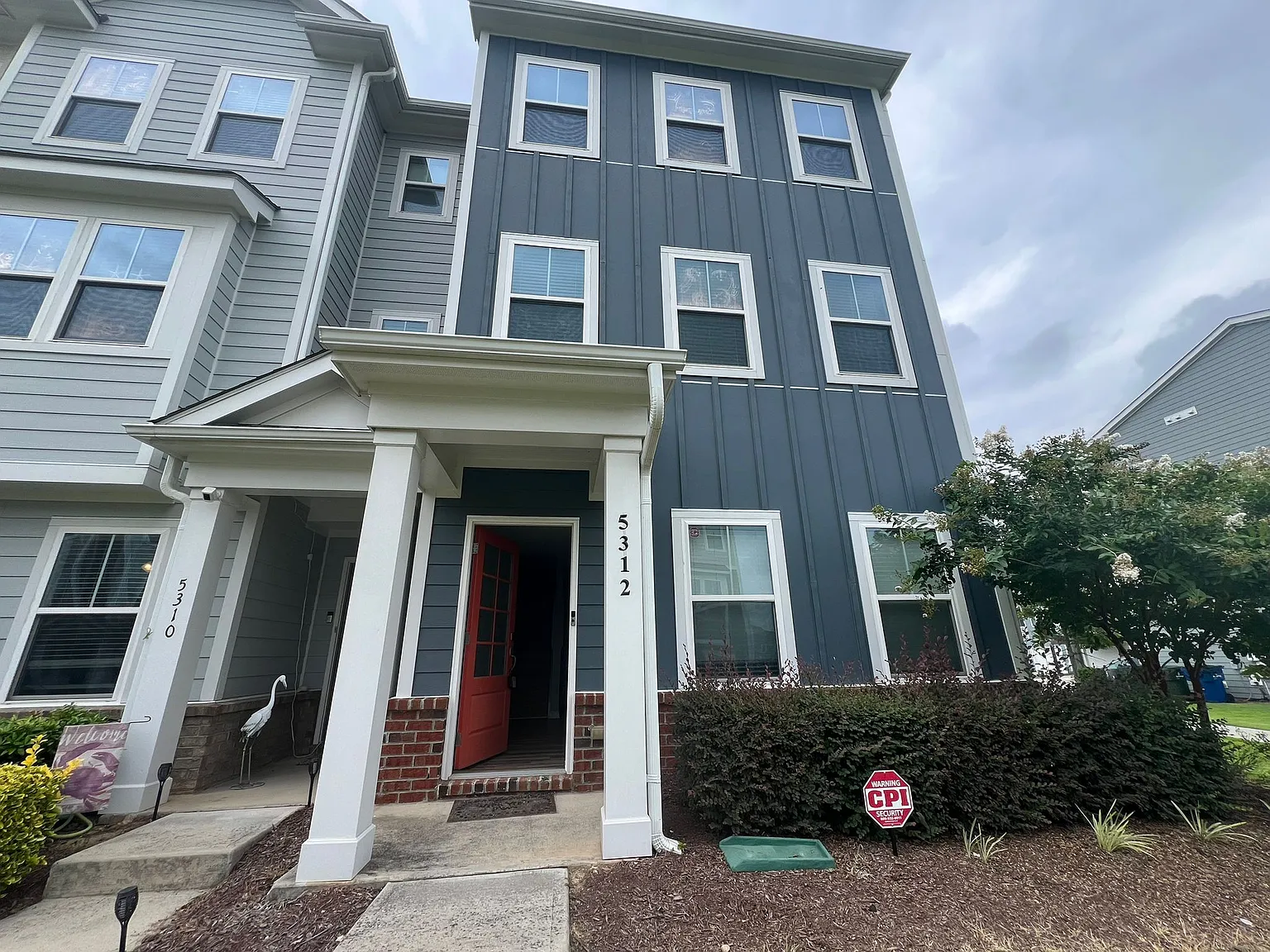 3 bed, 3.5 bath, 1800 sqft, $1,900 — Photo 1