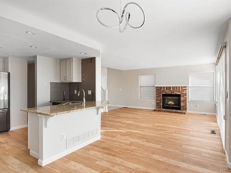 2060 E Phillips Ln — Photo 2