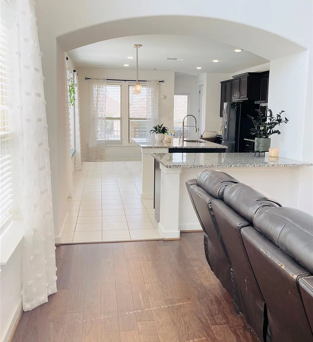 3 bed, 2.5 bath, 2356 sqft, $2,800 — Photo 3