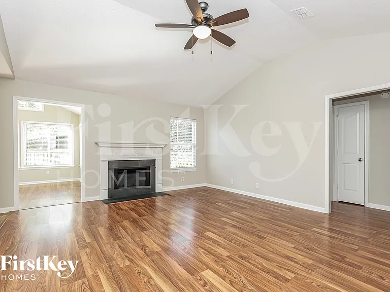 869 Maricopa Dr — Photo 2