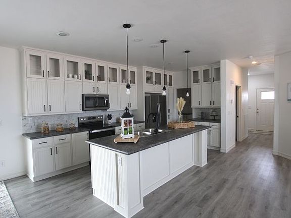 Kithcen with 4 Stainless Steel Appliances