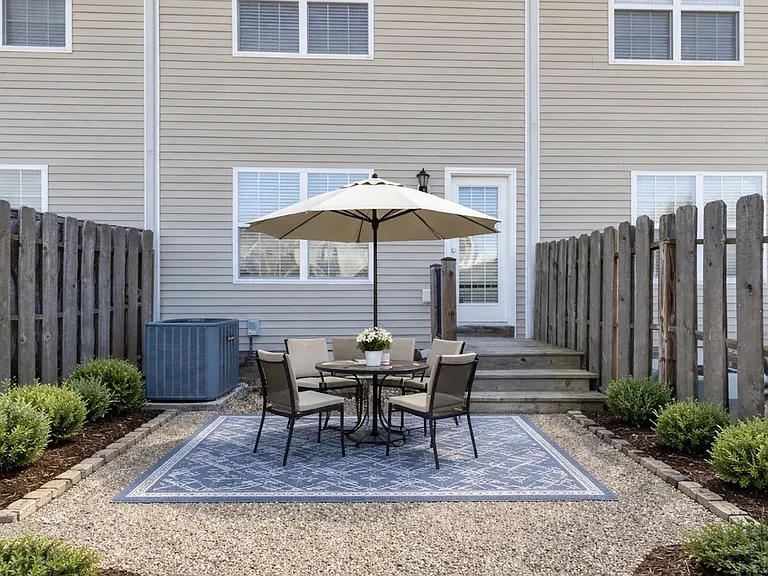 1002 McKenna Dr — Photo 12