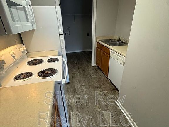5th image of 220 Willow Creek Dr APT 5