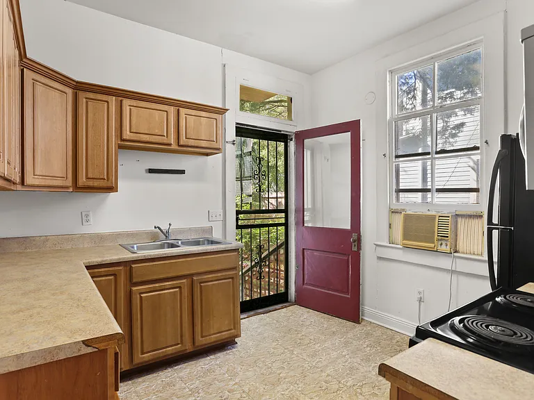 4604 Banks St — Photo 3