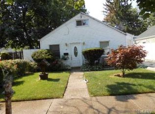 33 Roosevelt St, Hempstead, NY 11550