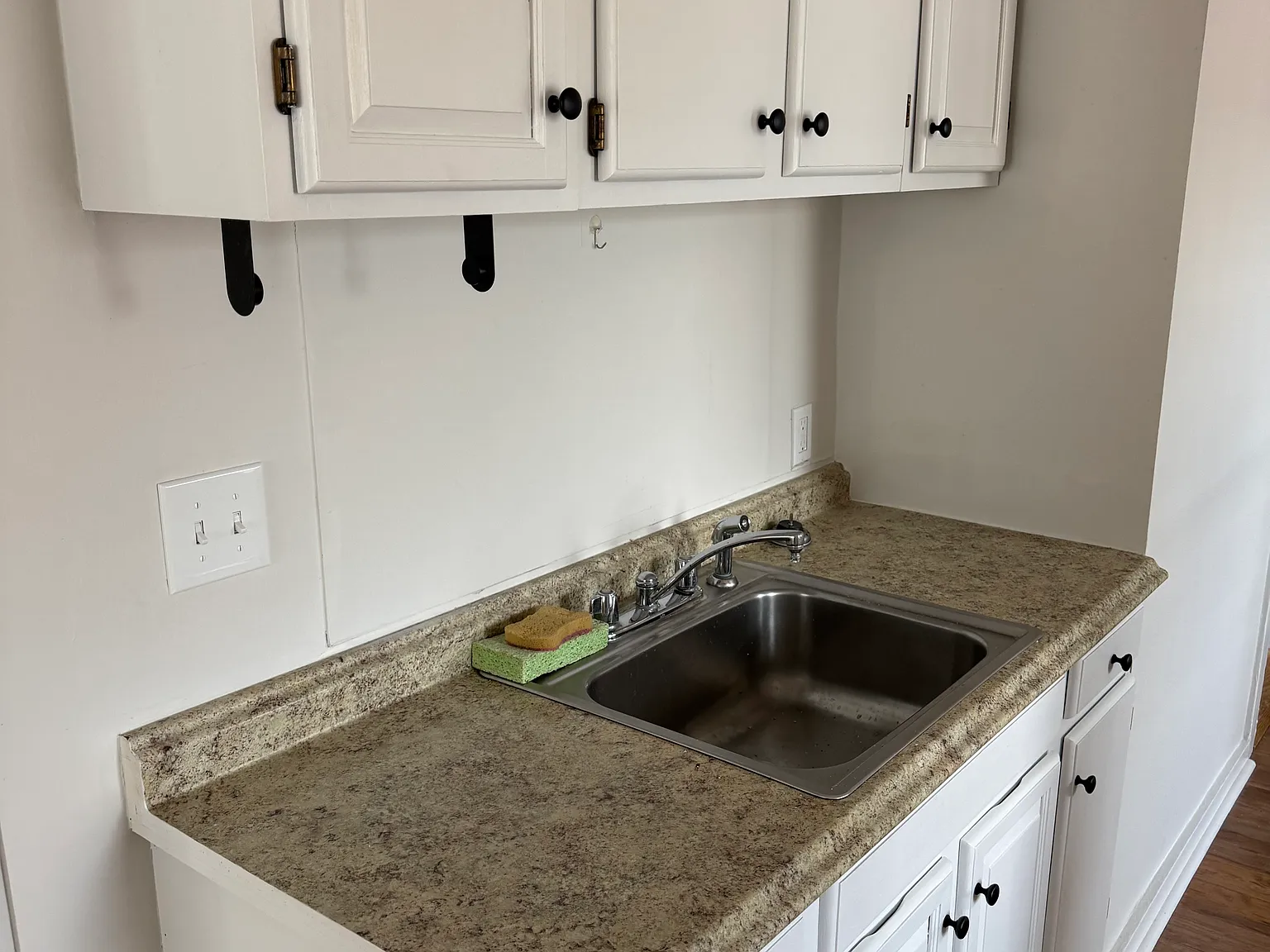 3 bed, 1200 sqft, $3,300 — Photo 2