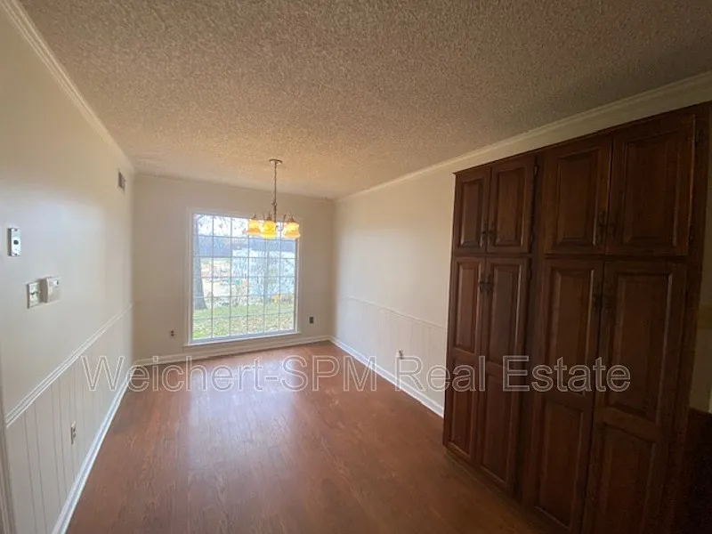 4 bed, 2.0 bath, 3000 sqft, $2,500 — Photo 2