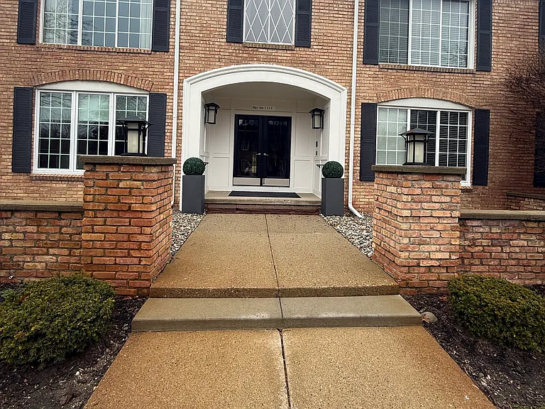 150 E Long Lake Rd — Photo 1