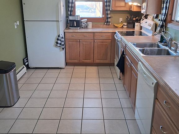 4th image of 912 3rd St NE