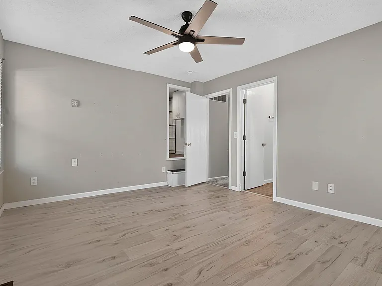 9166 Windy Creek Dr — Photo 16