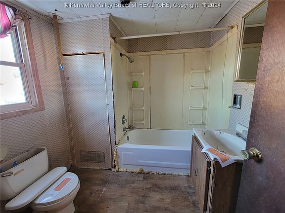 5th image of 118 Sparacino St