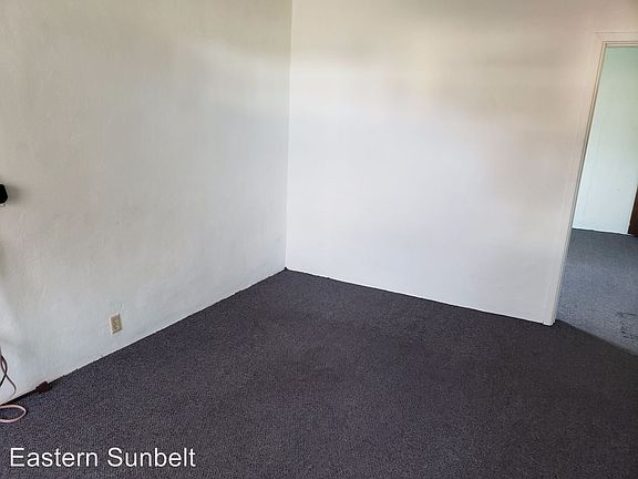 2nd image of 121 N Avenue E