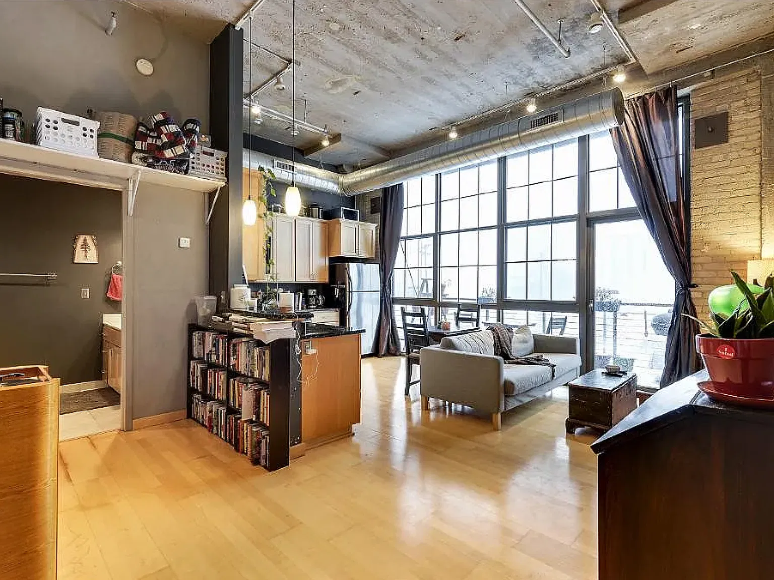 1 bed, 608 sqft, $1,300 — Photo 2