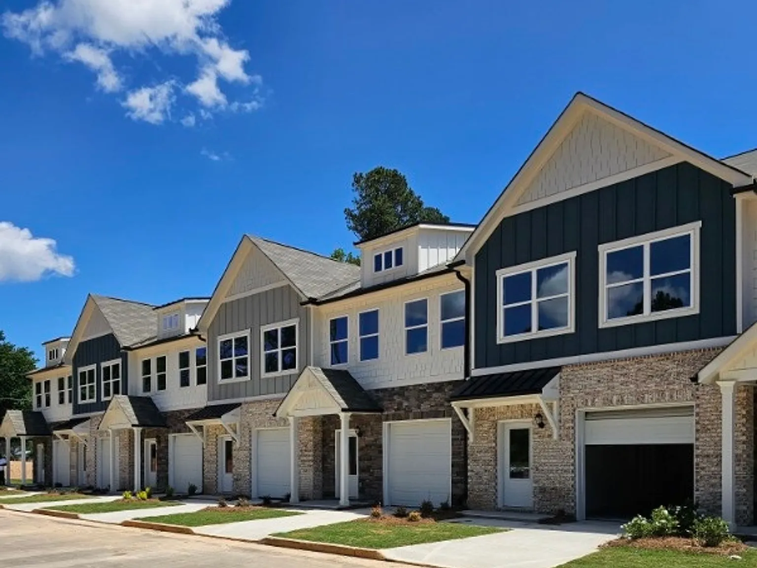 New Construction Townhome for Rent in Forest Park — Photo 2