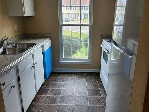 3rd image of 10 Peachtree Ct