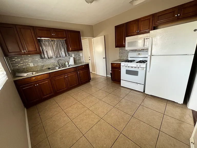 1329 Hemlock Ave — Photo 6
