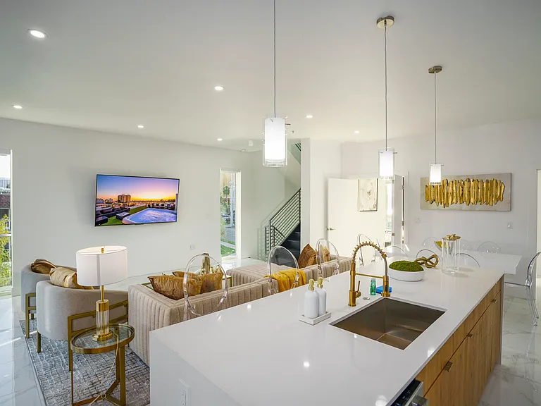 1002 N Riverside Dr — Photo 12
