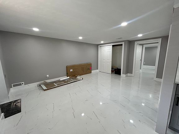 4th image of 7 Chuck Blvd #2