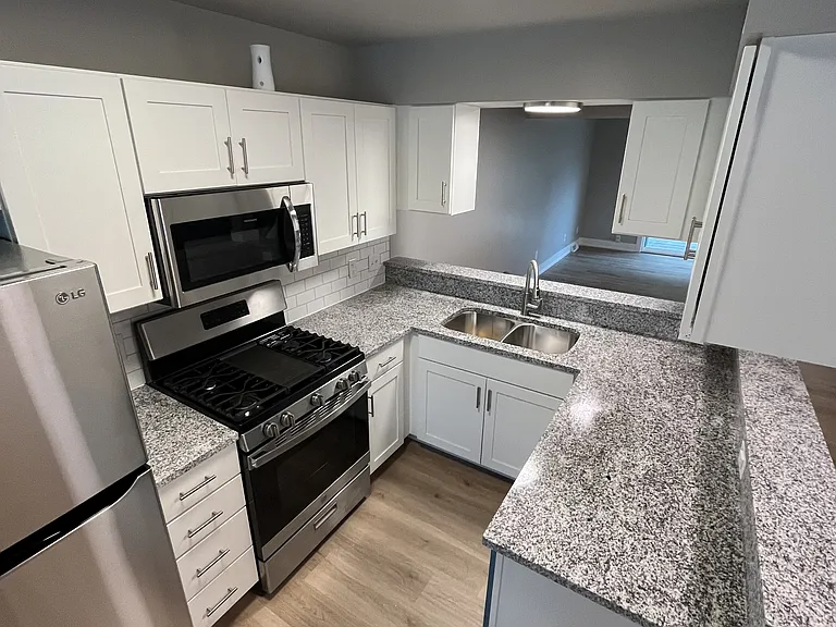 8002 Green Meadow Ct — Photo 2