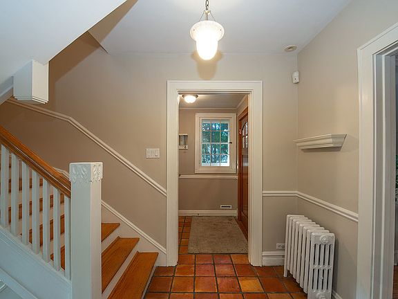 4th image of 790 Foxdale Ave