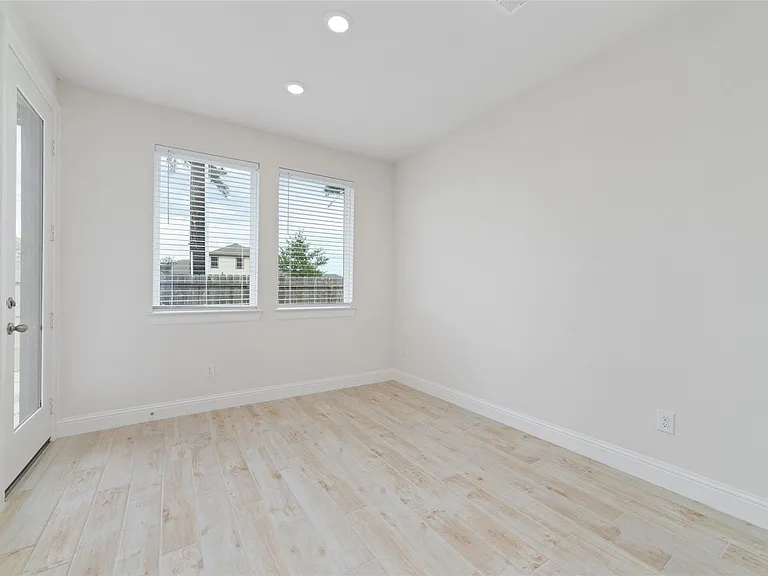 1911 Hickory Grove Ln — Photo 21