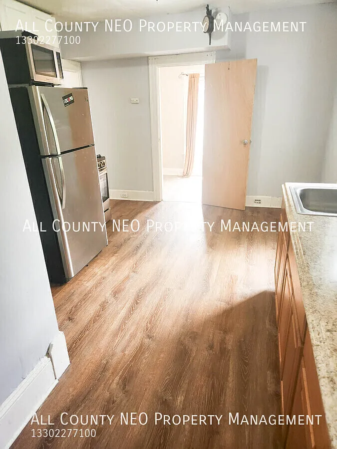 Welcome to this 2 bedroom, 1 bath unit in Ohio City. — Photo 2