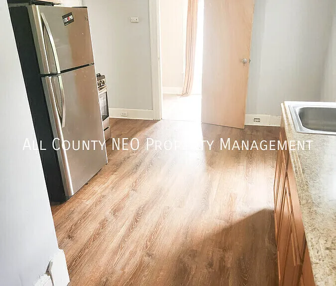2044 W 44th St #UP — Photo 2