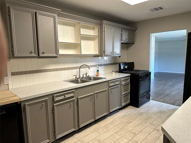 2502 Kingsdale Dr — Photo 7