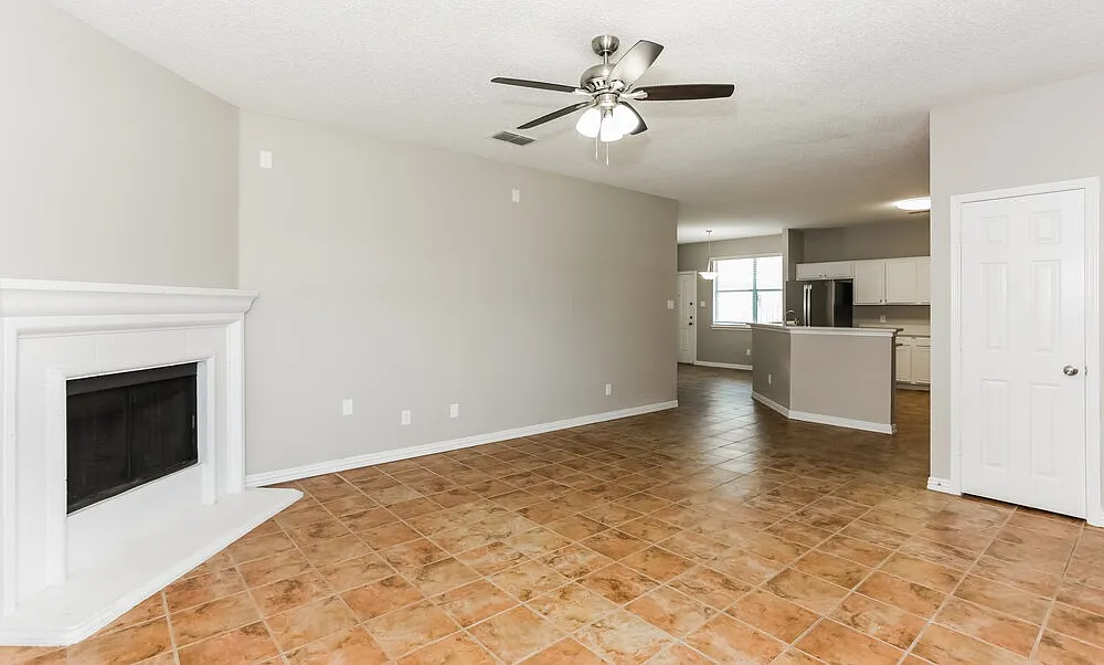 3 bed, 2.0 bath, 1629 sqft, $1,965 — Photo 3