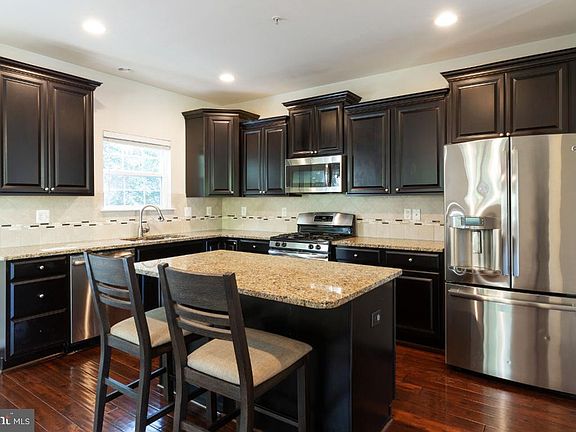 2nd image of 1002 Pultney Ln