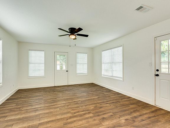 4th image of 303 Yaupon St
